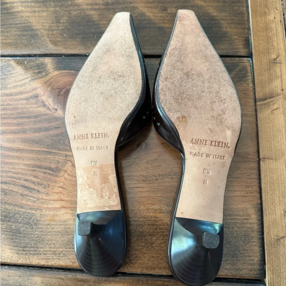 Vintage Anne Klein kitten heel slides (black) with hearts leather Size 6.5 - Picture 4 of 10